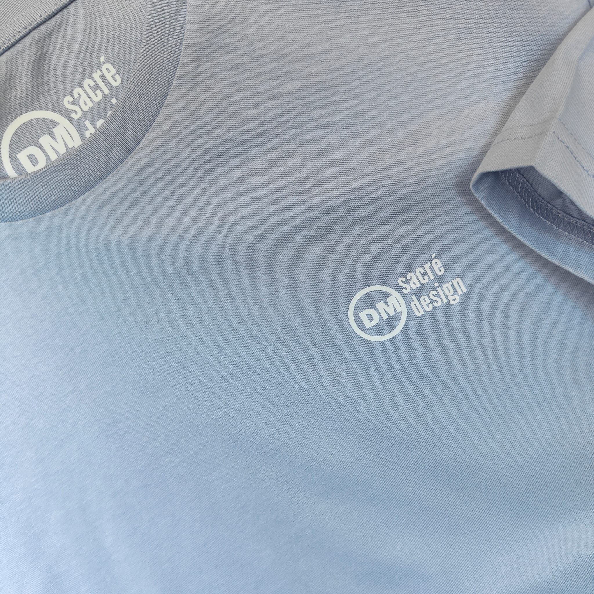 T-shirt DM CATHOLIQUE en couleur bleue ciel sur www.dmsacredesign.fr