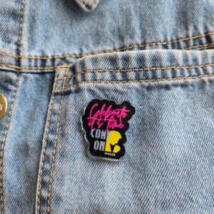 Pin's Catholique Celebrate it's time sur www.dmsacredesign.fr