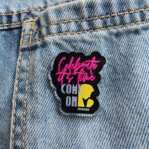 Pin's Catholique Celebrate it's time sur www.dmsacredesign.fr