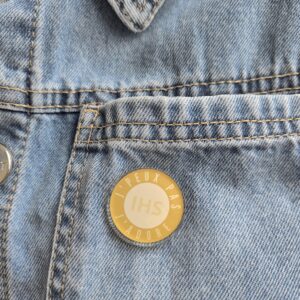 Pin's Catholique J'peux pas, j'adore sur www.dmsacredesign.fr