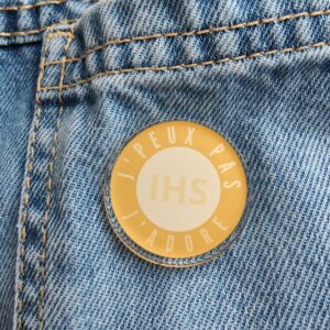 Pin's Catholique J'peux pas, j'adore sur www.dmsacredesign.fr