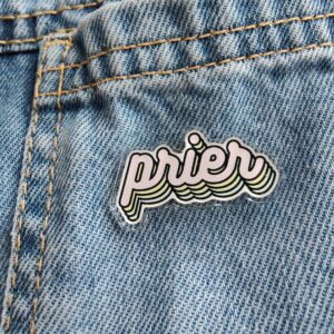 Pin's Catholique Prier sur www.dmsacredesign.fr
