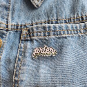 Pin's Catholique Prier sur www.dmsacredesign.fr