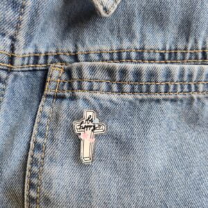 Pin's Catholique Be happy sur www.dmsacredesign.fr