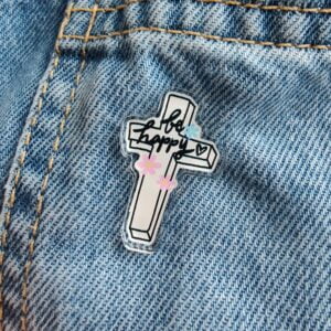 Pin's Catholique Be happy sur www.dmsacredesign.fr