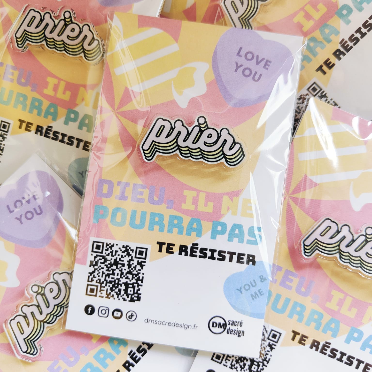 Pin's Catholique Prier sur www.dmsacredesign.fr